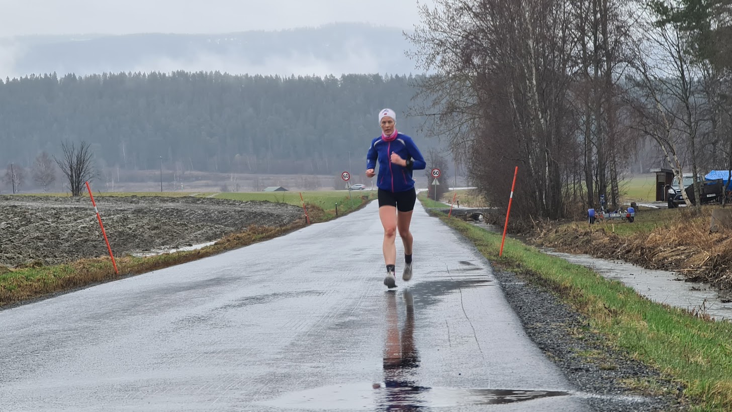 Damevinner Tone Solberg fra Trondheim og Omegn Sportsklubb har vondt etter 7,7 mil, men har her bare 3 km igjen og har ligget i suveren ledelse hele d¢gnet..jpg