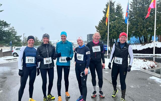 De fleste kvinnene samlet etter vel gjennomført sørpeløp på Hamar vest tirsdag. (Foto fra Hamarkarusellens facebookside)