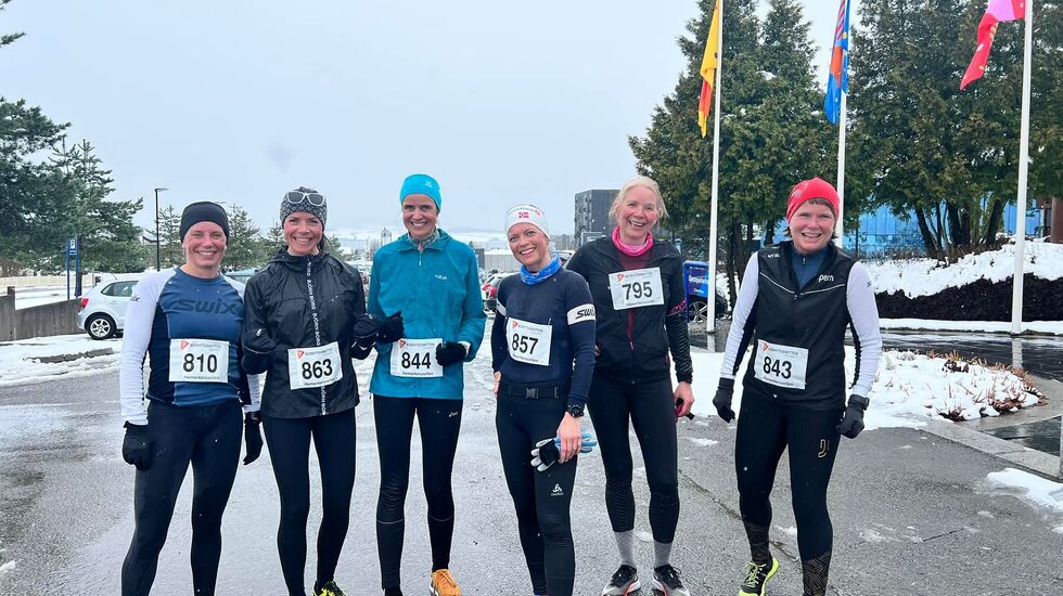 De fleste kvinnene samlet etter vel gjennomført sørpeløp på Hamar vest tirsdag. (Foto fra Hamarkarusellens facebookside)