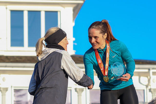 Anita Iversen Lilleskare gratulerer Emma Dyrhovden med seieren.