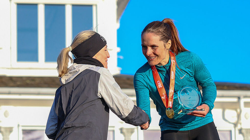 Anita Iversen Lilleskare gratulerer Emma Dyrhovden med seieren. For første gang på fire år ble det ikke Anita som vant dette løpet. (Alle foto: Arne Dag Myking)