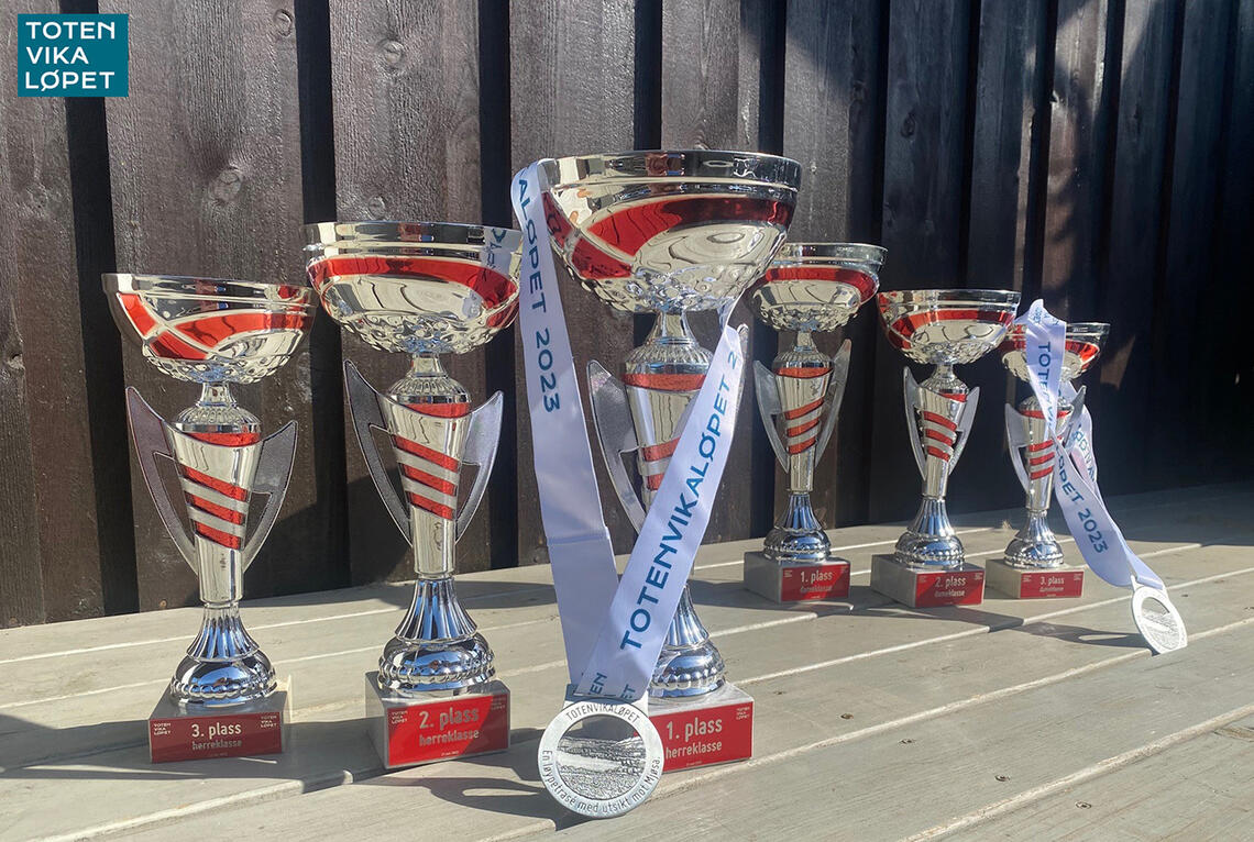 Pokalene er klare og venter på å bli mottatt av årets vinnere av Totenvikaløpet. (Alle foto: Magdalena Bak)