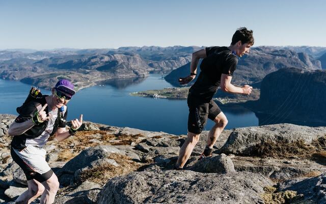 Finn Isaksen (t.v) og Askild Vatnbakk Larsen (t.h.) ble nummer 1 og 2 på 50 miles. (Foto: Keith Parsons)