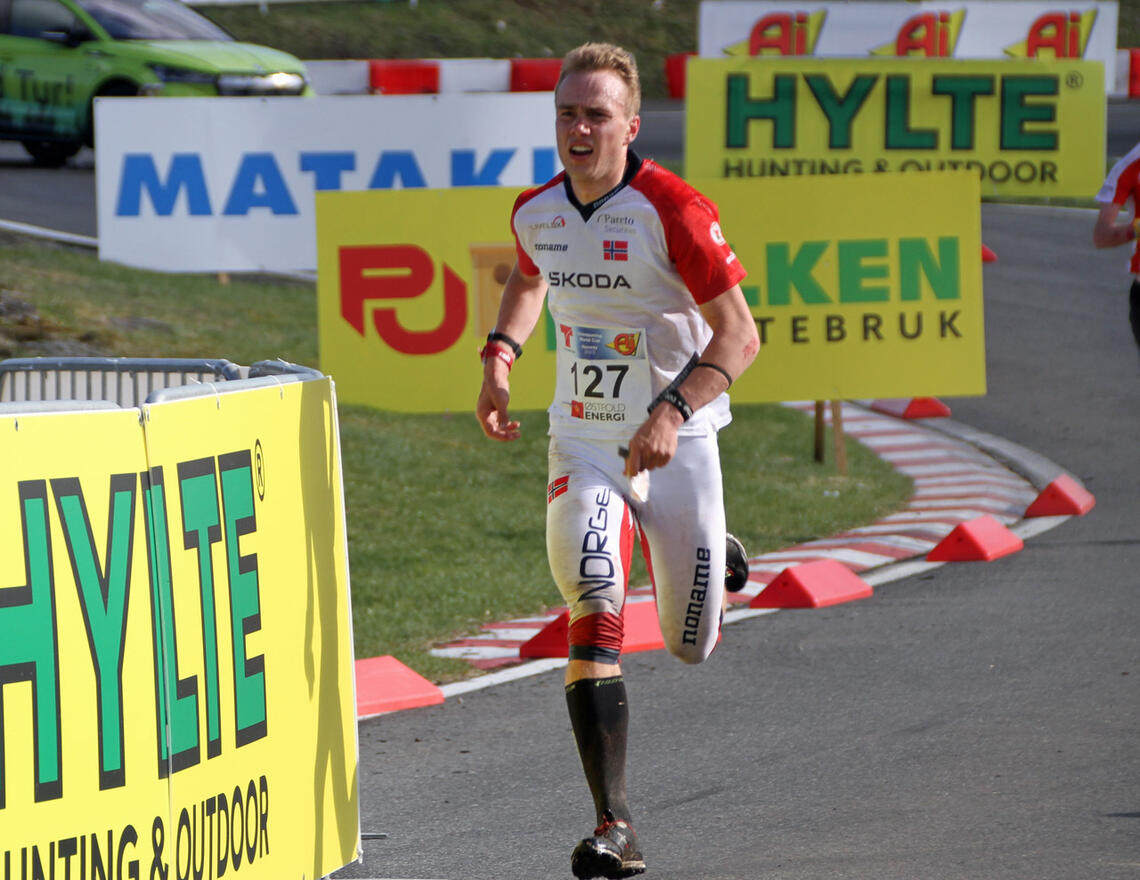 Søndag løp Kasper Fosser inn til seier på langdistansen under verdenscupen i orientering i Tsjekkia.