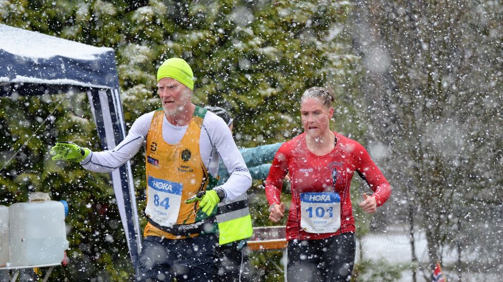 Vinner Hanne Ellingsen bak Torbjørn Liestøl på drikkestasjonen da vinteren virkelig gjorde comeback i Grue. (Foto: Janne Slorafoss)