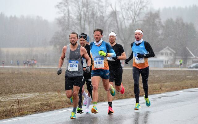 Tetgruppa i 2023-utgaven av Grue Halvmaraton (fra venstre): Adrian Hoel, Arne Post, Jarle Marvik (skjult), Ola Korbøl, Kristian Bjune Sveen og Sigmund Lund Røer. (Foto: Janne Slorafoss)