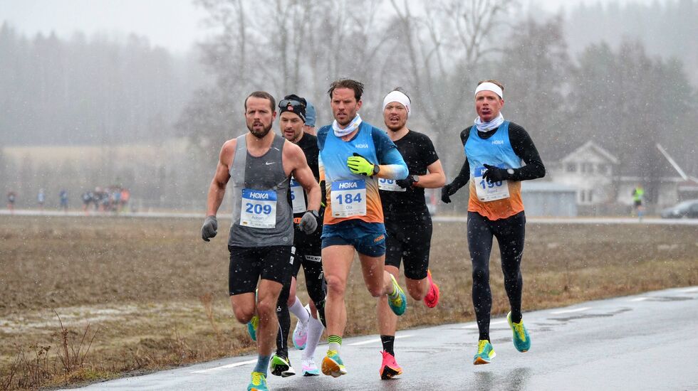 Tetgruppa i 2023-utgaven av Grue Halvmaraton (fra venstre): Adrian Hoel, Arne Post, Jarle Marvik (skjult), Ola Korbøl, Kristian Bjune Sveen og Sigmund Lund Røer. (Foto: Janne Slorafoss)