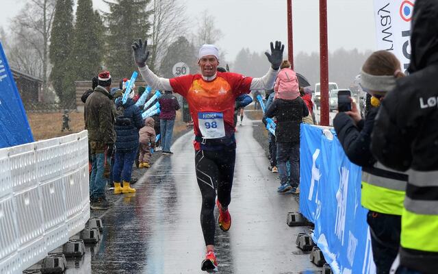 Selv om ikke været strålte var Håkon Amb (55) strålende fornøyd med å åpne sesongen med ny pers på halvamaraton i Grue. (Foto: Janne Slorafoss)