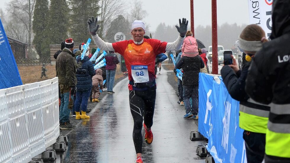 Selv om ikke været strålte var Håkon Amb (55) strålende fornøyd med å åpne sesongen med ny pers på halvamaraton i Grue. (Foto: Janne Slorafoss)