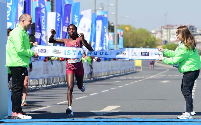Purity Komen løper inn til overraskende seier i Istanbul halvmaraton. (Foto: Spor Istanbul)