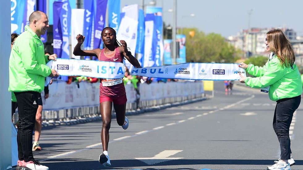 Purity Komen løper inn til overraskende seier i Istanbul halvmaraton. (Foto: Spor Istanbul)