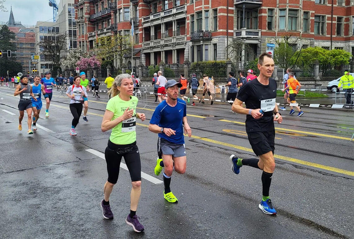 45 løpere fra Norge fullførte en av de tre hoveddistansene – maraton, halvmaraton og 10 km – i Zürich Marathon i Sveits. (Foto: arrangøren)