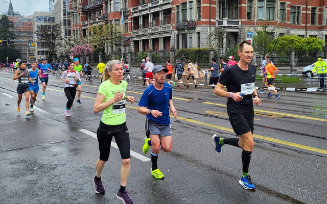 45 løpere fra Norge fullførte en av de tre hoveddistansene – maraton, halvmaraton og 10 km – i Zürich Marathon i Sveits. (Foto: arrangøren)