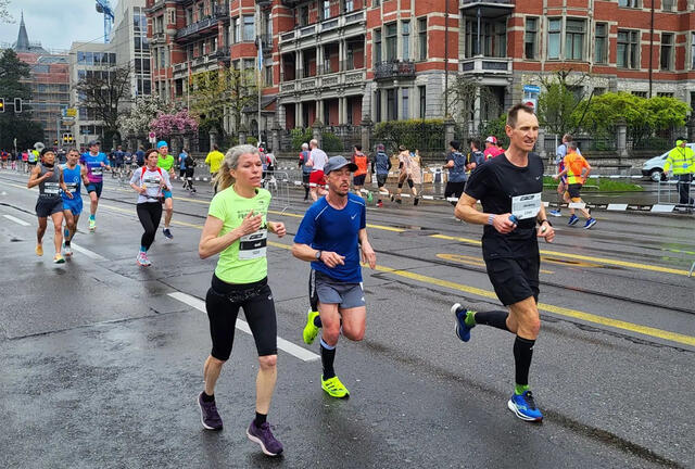 45 løpere fra Norge fullførte en av de tre hoveddistansene – maraton, halvmaraton og 10 km – i Zürich Marathon i Sveits. (Foto: arrangøren)