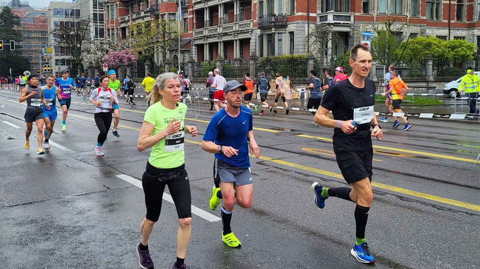 45 løpere fra Norge fullførte en av de tre hoveddistansene – maraton, halvmaraton og 10 km – i Zürich Marathon i Sveits. (Foto: arrangøren) 