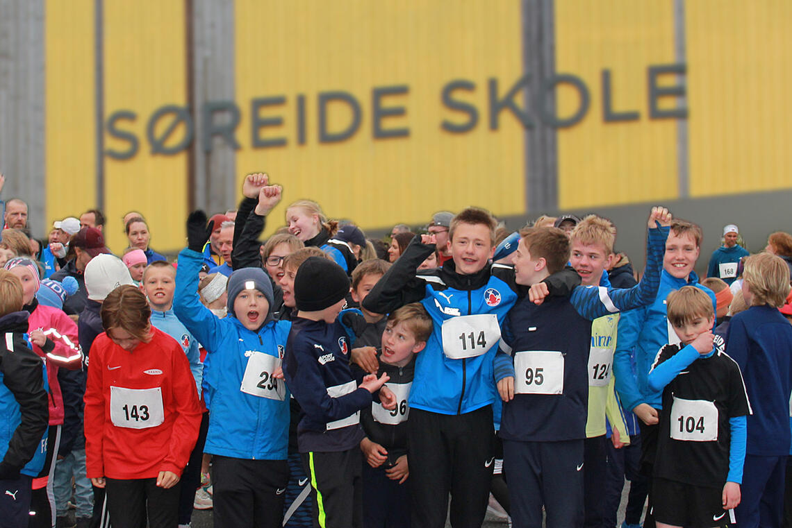 Det var mange ivrige barn og ungdommer ved starten foran Søreide skole da det første løpet ble arrangert i fjor. (Foto: Camila Andrade/montasje: Arne Dag Myking)