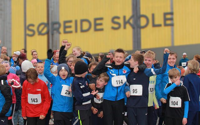 Det var mange ivrige barn og ungdommer ved starten foran Søreide skole da det første løpet ble arrangert i fjor. (Foto: Camila Andrade/montasje: Arne Dag Myking)