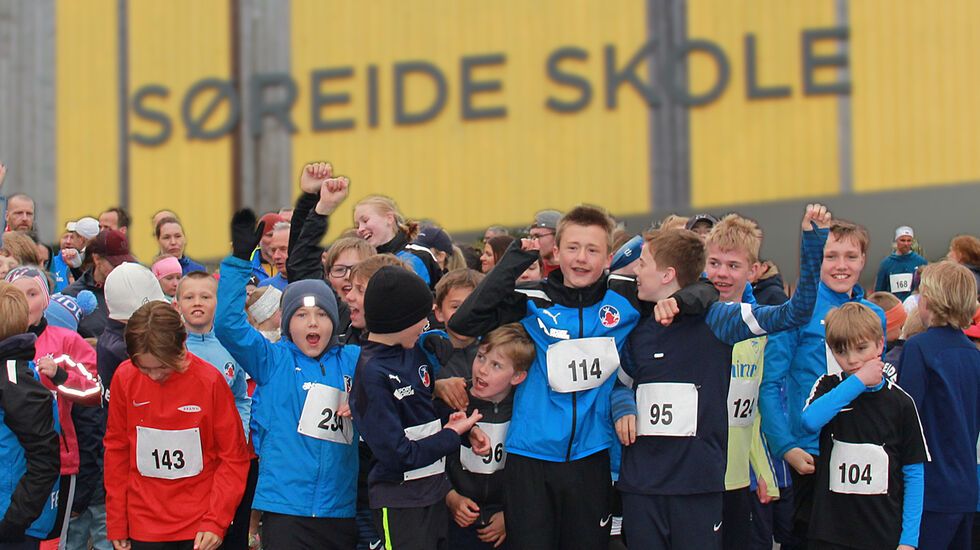 Det var mange ivrige barn og ungdommer ved starten foran Søreide skole da det første løpet ble arrangert i fjor. (Foto: Camila Andrade/montasje: Arne Dag Myking)