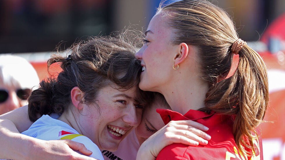 Tuva T. Fagerbakke, Ida G. Forsmo og de andre Gular-jentene kan gi hverandre en god klem etter at seieren er sikret. (Alle foto: Arne Dag Myking)