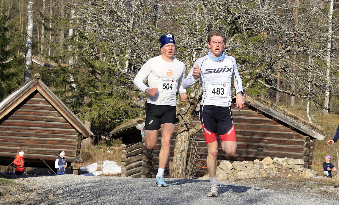 To av landets fremste juniorer i langrenn, Christoffer Rüger fra NTG Lillehammer (483) og Lars Heggen fra Harestua (504) kjempet side om side gjennom hele Maihaugløpet onsdag kveld. Rüger vant til slutt spurten med 0,5 sekund foran Heggen.