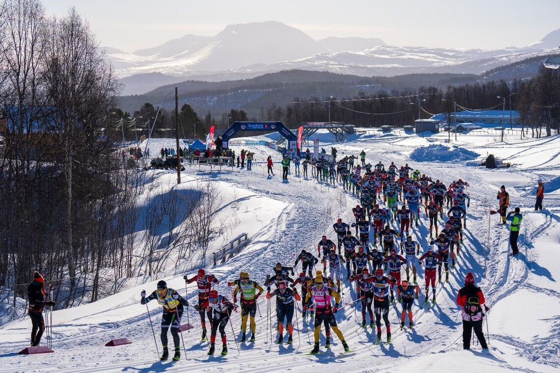 Fra starten av det avsluttende Summit 2 Senja som også ble kåret til "Event of the season. (Foto: Magnus Östh/Ski Classics)