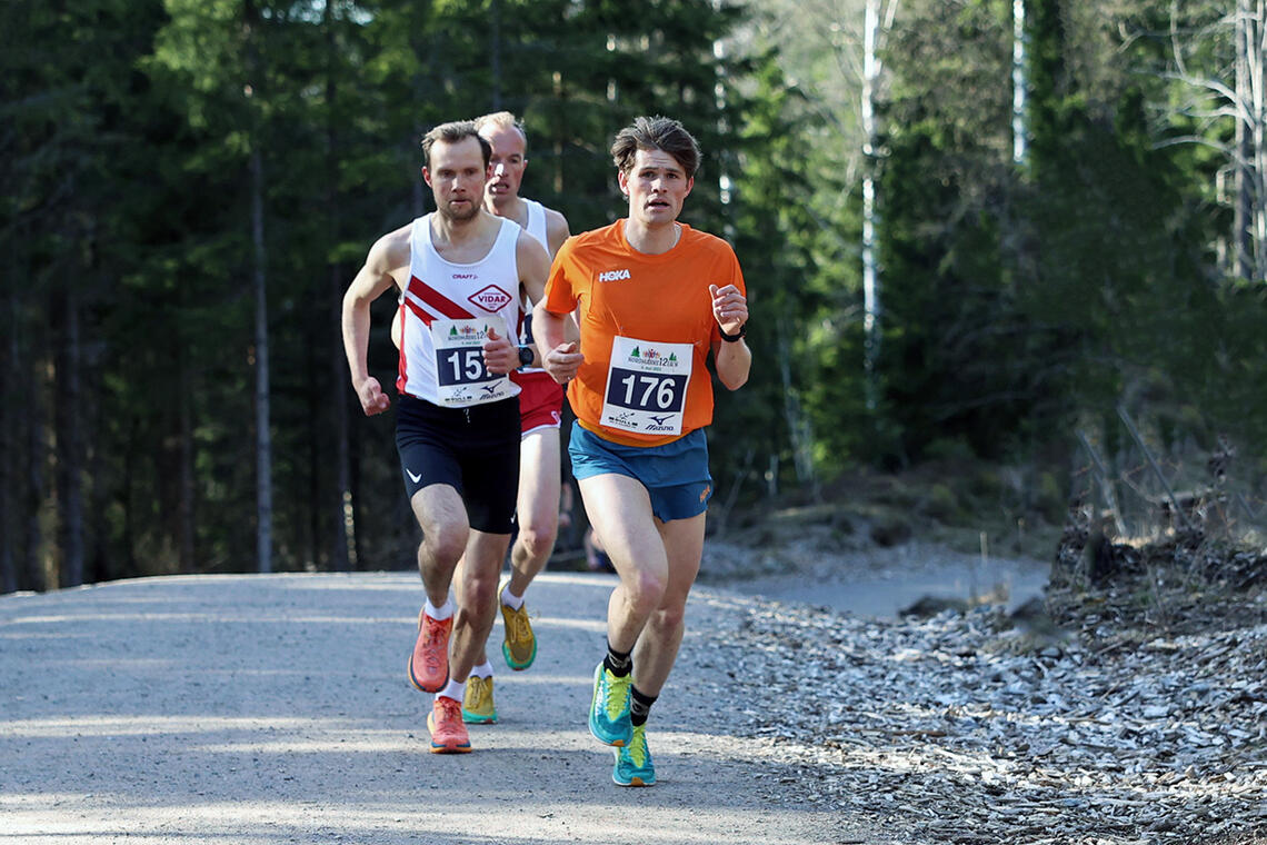 Tre herreløpere fikk raskt en luke til resten. Her lå Kristoffer Eftedal (3. plass) i front foran vinneren Sjur Krystad Prestsæter og Jostein Rogstad (2. plass). (Foto: Tom-Arild Hansen)