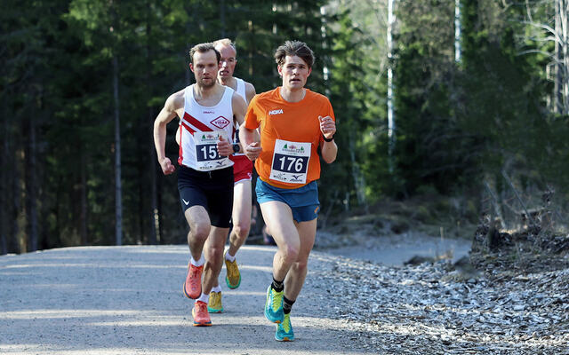 Tre herreløpere fikk raskt en luke til resten. Her lå Kristoffer Eftedal (3. plass) i front foran vinneren Sjur Krystad Prestsæter og Jostein Rogstad (2. plass). (Foto: Tom-Arild Hansen)