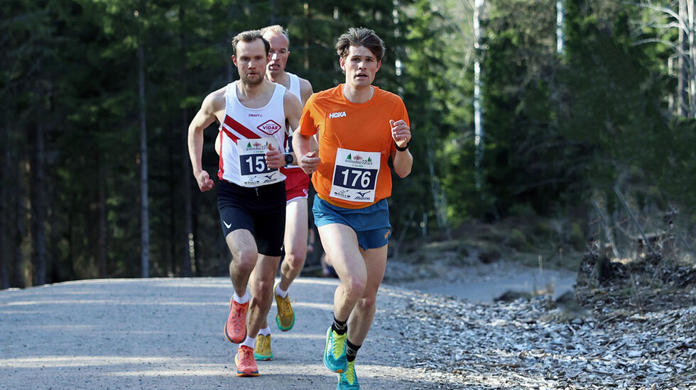 Tre herreløpere fikk raskt en luke til resten. Her lå Kristoffer Eftedal (3. plass) i front foran vinneren Sjur Krystad Prestsæter og Jostein Rogstad (2. plass). (Foto: Tom-Arild Hansen)