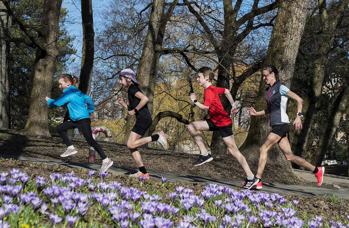 Milla, Filip, Fredrik og Siri løper våren og sommeren blidt i møte. (Foto: Bjørn Johannessen)