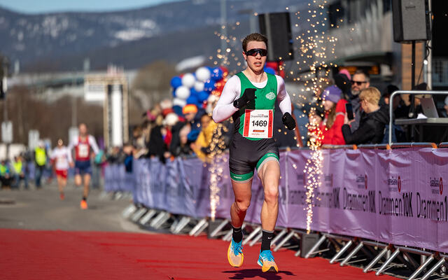 Vebjørn Hovdejord stormer mot mål med god margin til 30 minuttsgrensa i Drammen10k. (Foto: Samuel Hafsahl)