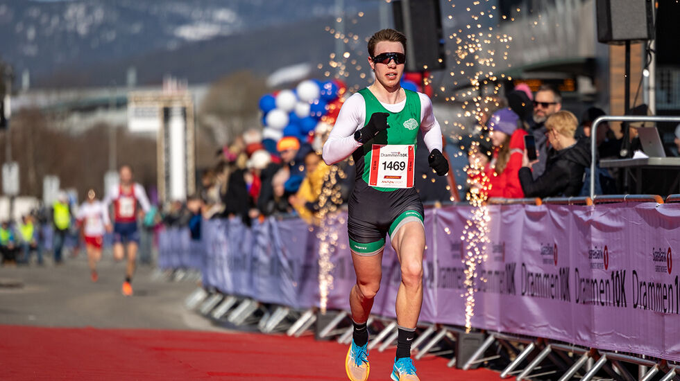 Vebjørn Hovdejord stormer mot mål med god margin til 30 minuttsgrensa i Drammen10k. (Foto: Samuel Hafsahl)