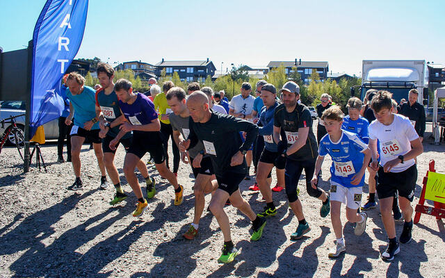 Fra fellesstarten på 10 km. (Alle foto: Sverre Larsen)