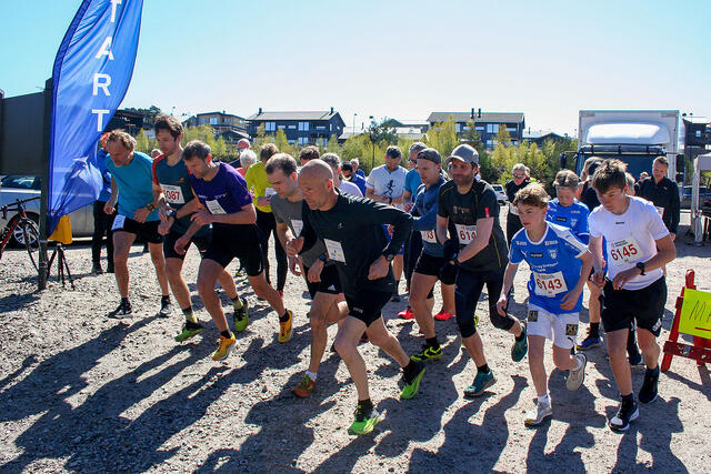 Fra fellesstarten på 10 km. (Alle foto: Sverre Larsen)