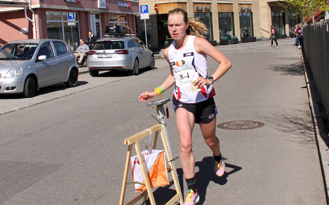 Victoria Hæstad Bjørnstad stempler inn på en av postene. (Foto: Bjørn Hauge)