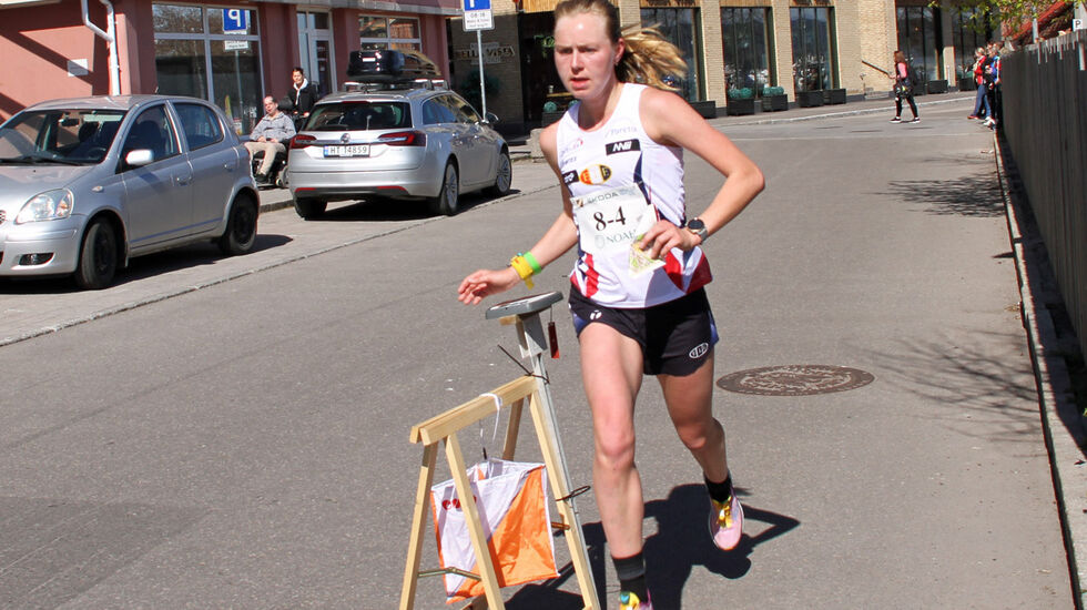 Victoria Hæstad Bjørnstad stempler inn på en av postene. (Foto: Bjørn Hauge)