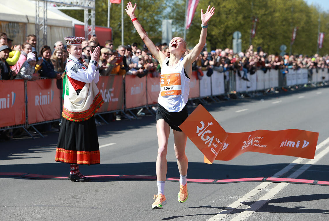 5-kilometer: Agate Caune fra Latvia var dagens gladeste vinner da hun satte latvisk rekord med 15.23. (Foto: Kjell Vigestad)