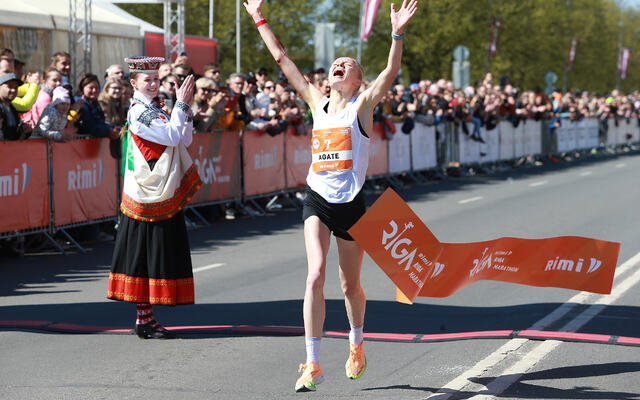5-kilometer: Agate Caune fra Latvia var dagens gladeste vinner da hun satte latvisk rekord med 15.23. (Foto: Kjell Vigestad)