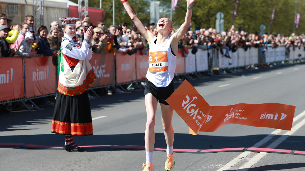 5-kilometer: Agate Caune fra Latvia var dagens gladeste vinner da hun satte latvisk rekord med 15.23. (Foto: Kjell Vigestad)