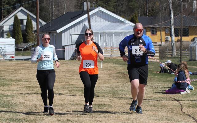 Åsen-trioen, Joakim (215) Stine (231) og Stine Lise (232), fullførte sin 5 km helt synkront. (Foto: Rolf Bakken)