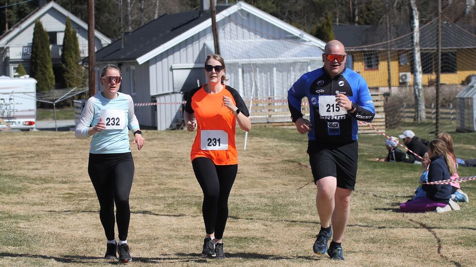 Åsen-trioen, Joakim (215) Stine (231) og Stine Lise (232), fullførte sin 5 km helt synkront. (Foto: Rolf Bakken)