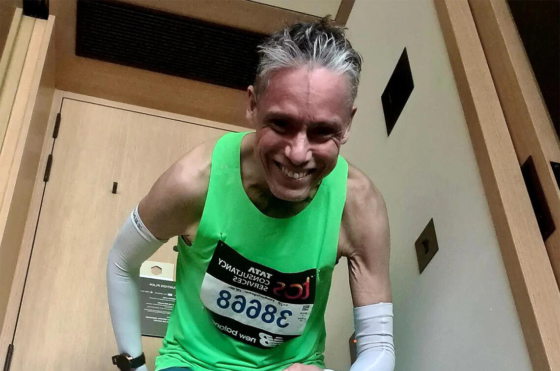 Alt gikk ikke helt etter planen i London Marathon, men Tim Bennett klarte å glede seg likevel. (Foto: privat) 