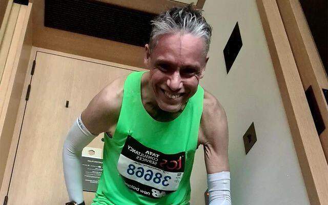 Alt gikk ikke helt etter planen i London Marathon, men Tim Bennett klarte å glede seg likevel. (Foto: privat)