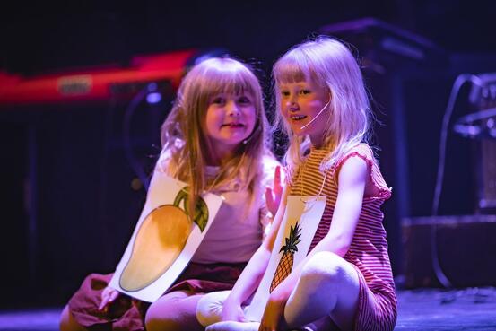 To små jenter spiller teater