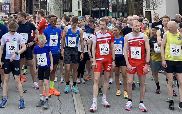 Starten nærmer seg for 5 km-løperne. Vinner Ebrahim Abdulaziz med nr 767. Foran ham står 12 år gamle Kristian Stokke Selnes, som løp på meget sterke 17.35. (Foto: Tordenskioldsløpet)