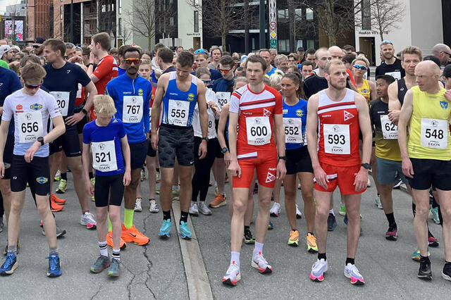 Starten nærmer seg for 5 km-løperne. Vinner Ebrahim Abdulaziz med nr 767. Foran ham står 12 år gamle Kristian Stokke Selnes, som løp på meget sterke 17.35. (Foto: Tordenskioldløpet)