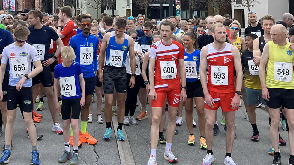 Starten nærmer seg for 5 km-løperne. Vinner Ebrahim Abdulaziz med nr 767. Foran ham står 12 år gamle Kristian Stokke Selnes, som løp på meget sterke 17.35. (Foto: Tordenskioldsløpet)