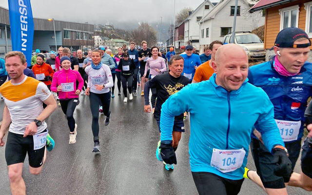 Starten har akkurat gått for det aller første løpet i Intersport-karusellen. (Foto: Jan Eivind Fredly)
