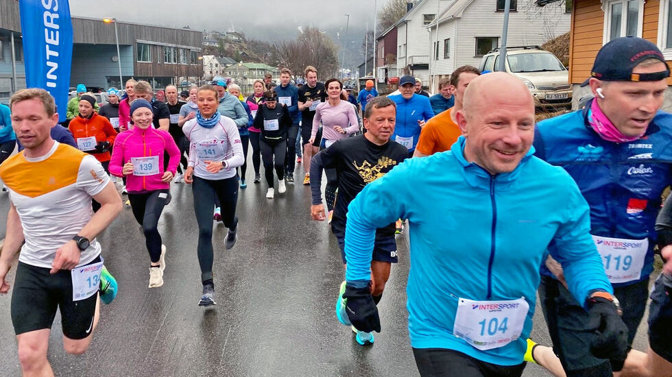 Starten har akkurat gått for det aller første løpet i Intersport-karusellen. (Foto: Jan Eivind Fredly)