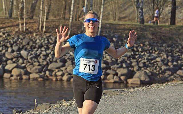 Så glad kan en være som Ann Kristin Krogsveen fra Kvinneklinikken er her da hun nærmer seg mål etter å ha løpt nærmere 9,2 km på fine grusstier langs Lågendeltaet i sol og varmt sommervær. Ann Kristin ble nr. 3 i klasse K 30 – 39 år.