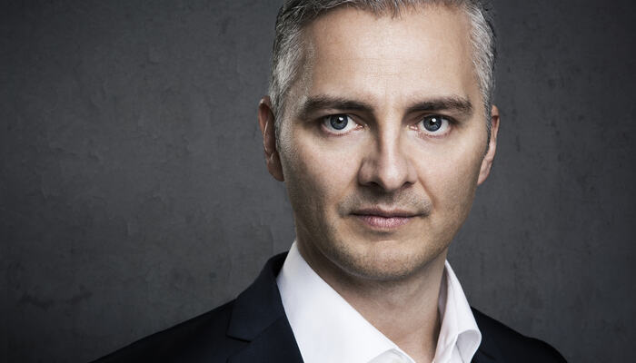 Ledere som lærer seg å lese kroppsspråk, kan oppdage skjulte signaler – før ordene avslører dem. Det handler ikke om å mistenke, men om å forstå hva som ligger bak stillhet, uro og endret atferd. (Foto:Svein Finneide)